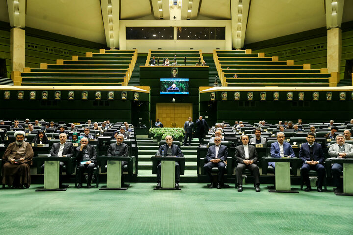 جلسه بررسی لایحه بودجه ۱۴۰۵ در صحن مجلس با حضور رئیس جمهور