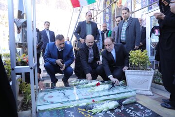 حضور نایب رئیس مجلس بر سر مزار سردار شهید حاج قاسم سلیمانی