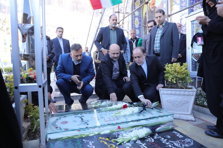 حضور نایب رئیس مجلس بر سر مزار سردار شهید حاج قاسم سلیمانی