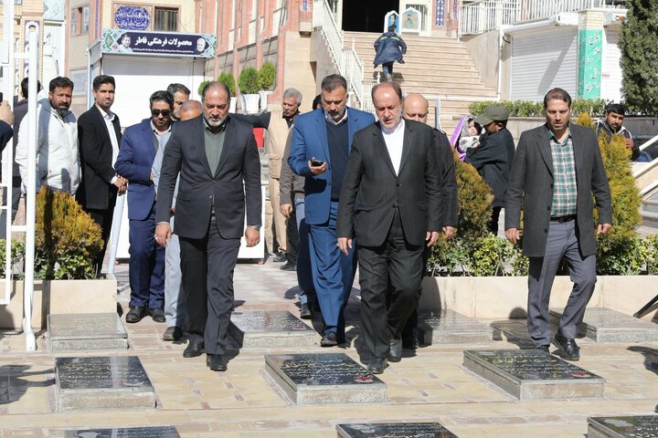 حضور حاج بابایی بر سر مزار شهید حاج قاسم سلیمانی