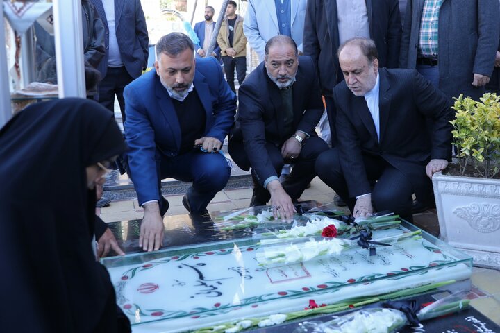 حضور حاج بابایی بر سر مزار شهید حاج قاسم سلیمانی