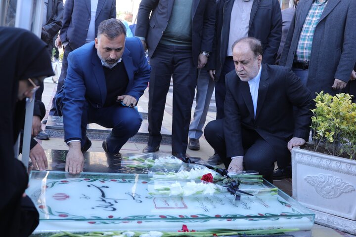 حضور حاج بابایی بر سر مزار شهید حاج قاسم سلیمانی