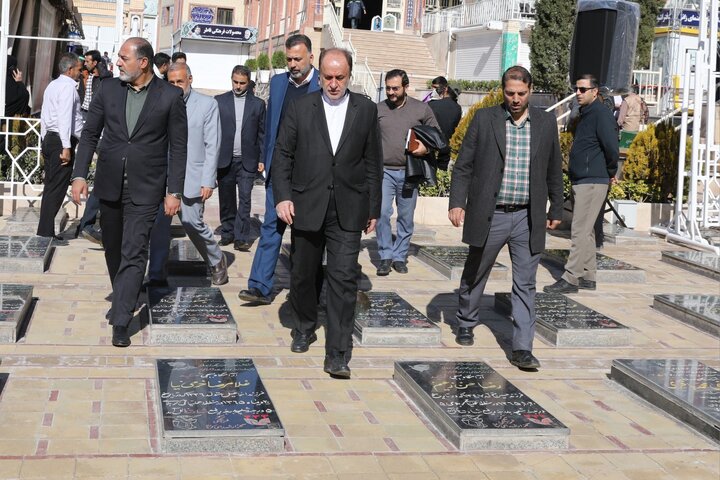 حضور حاج بابایی بر سر مزار شهید حاج قاسم سلیمانی