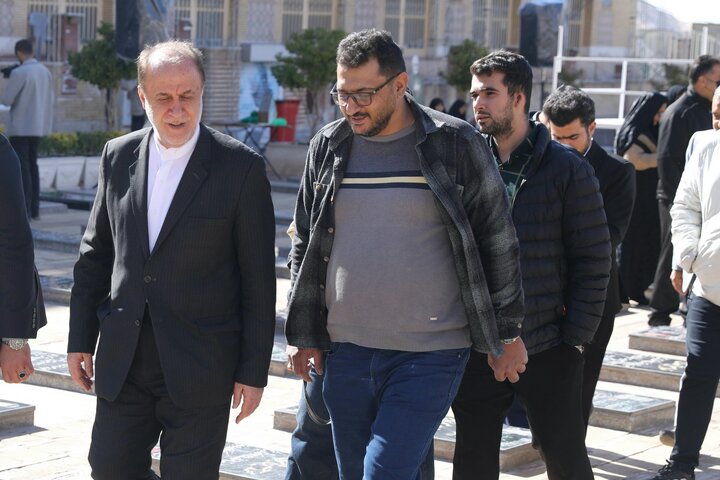 حضور حاج بابایی بر سر مزار شهید حاج قاسم سلیمانی