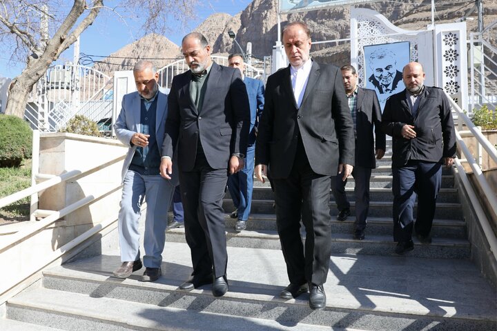 حضور حاج بابایی بر سر مزار شهید حاج قاسم سلیمانی