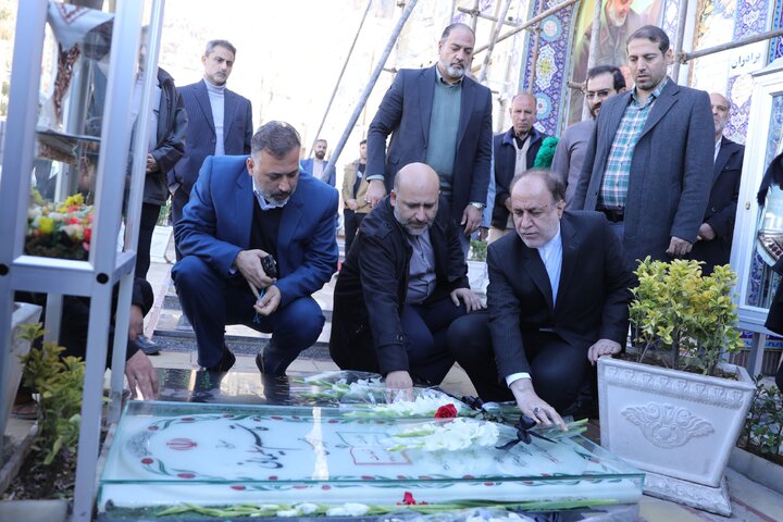 حضور حاج بابایی بر سر مزار شهید حاج قاسم سلیمانی