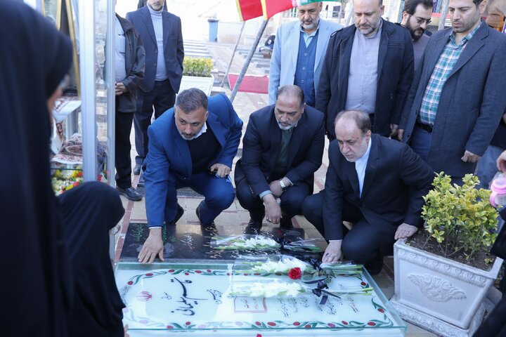 حضور حاج بابایی بر سر مزار شهید حاج قاسم سلیمانی