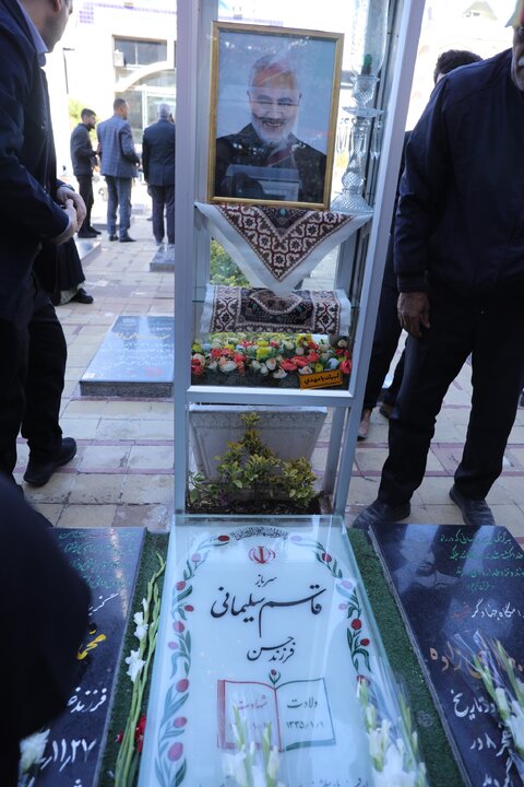 حضور حاج بابایی بر سر مزار شهید حاج قاسم سلیمانی