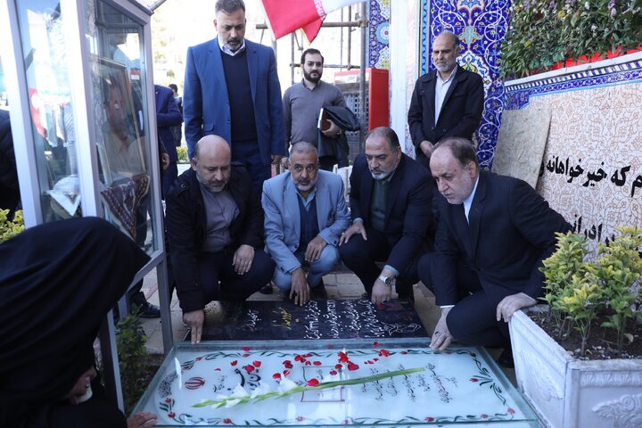 حضور حاج بابایی بر سر مزار شهید حاج قاسم سلیمانی