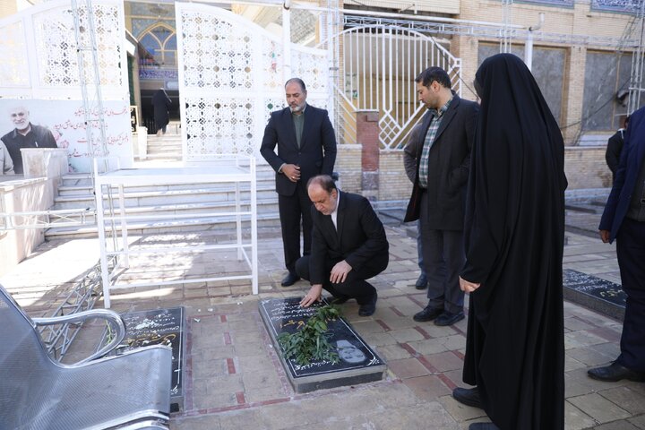 حضور حاج بابایی بر سر مزار شهید حاج قاسم سلیمانی