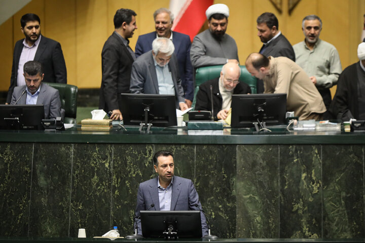 ناطقان میان دستور جلسه علنی ۹ دی ماه مجلس