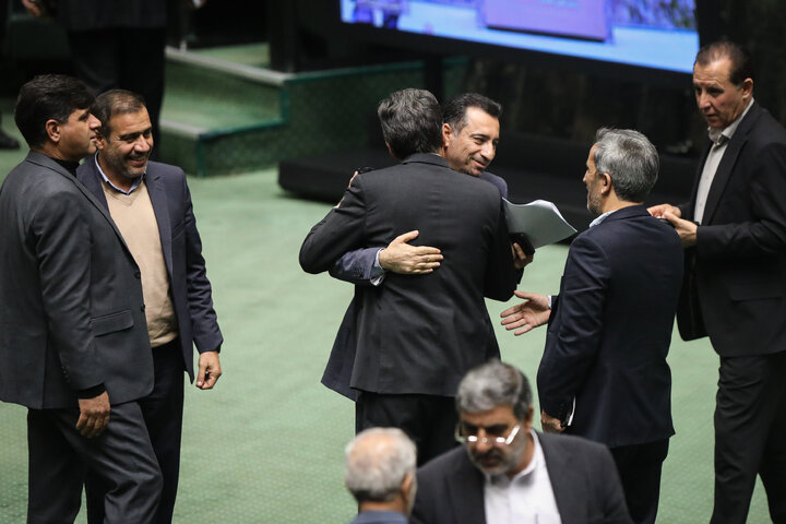 ناطقان میان دستور جلسه علنی ۹ دی ماه مجلس