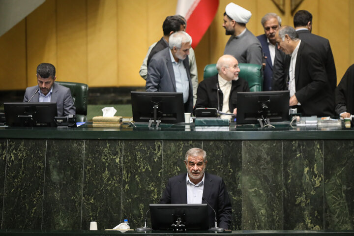 ناطقان میان دستور جلسه علنی ۹ دی ماه مجلس