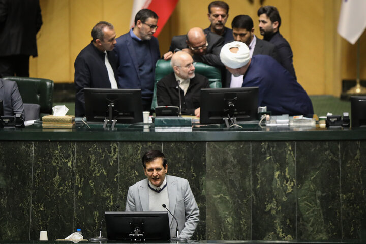 ناطقان میان دستور جلسه علنی ۹ دی ماه مجلس