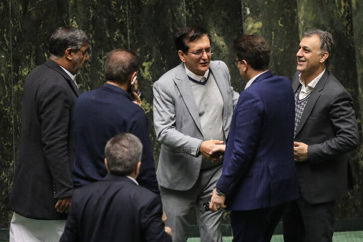 ناطقان میان دستور جلسه علنی ۹ دی ماه مجلس