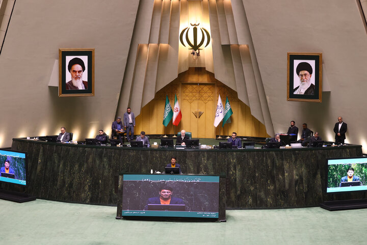 نشست علنی ۱۰ دی ماه مجلس آغاز شد