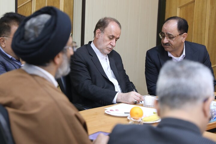 حضور نایب رئیس مجلس در جمع مسئولان و فرماندار شهرستان استهبان