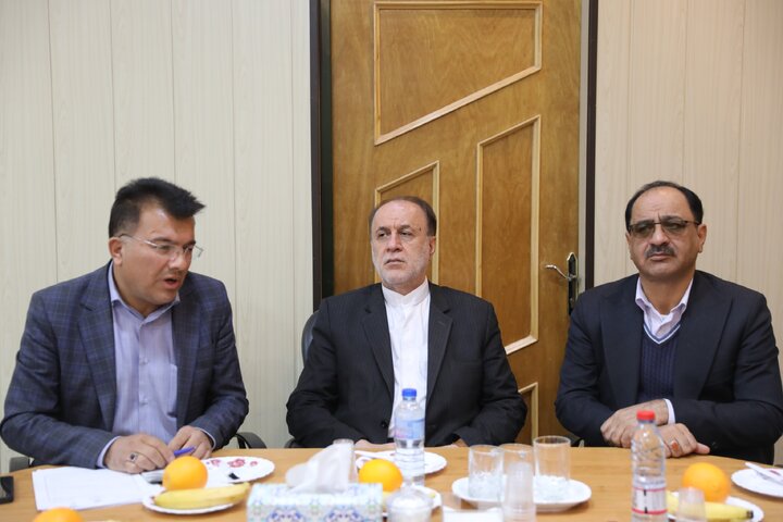 حضور نایب رئیس مجلس در جمع مسئولان و فرماندار شهرستان استهبان