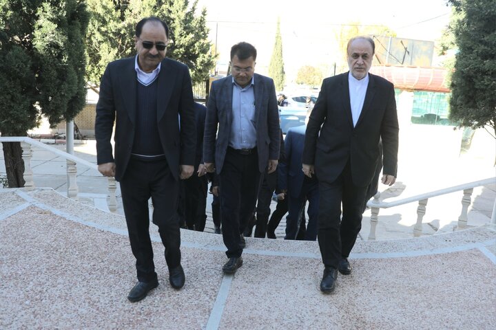 حضور نایب رئیس مجلس در جمع مسئولان و فرماندار شهرستان استهبان