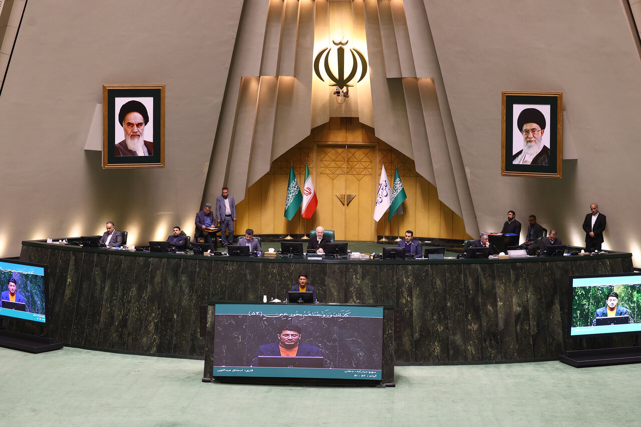 نشست علنی ۱۰ دی ماه مجلس آغاز شد