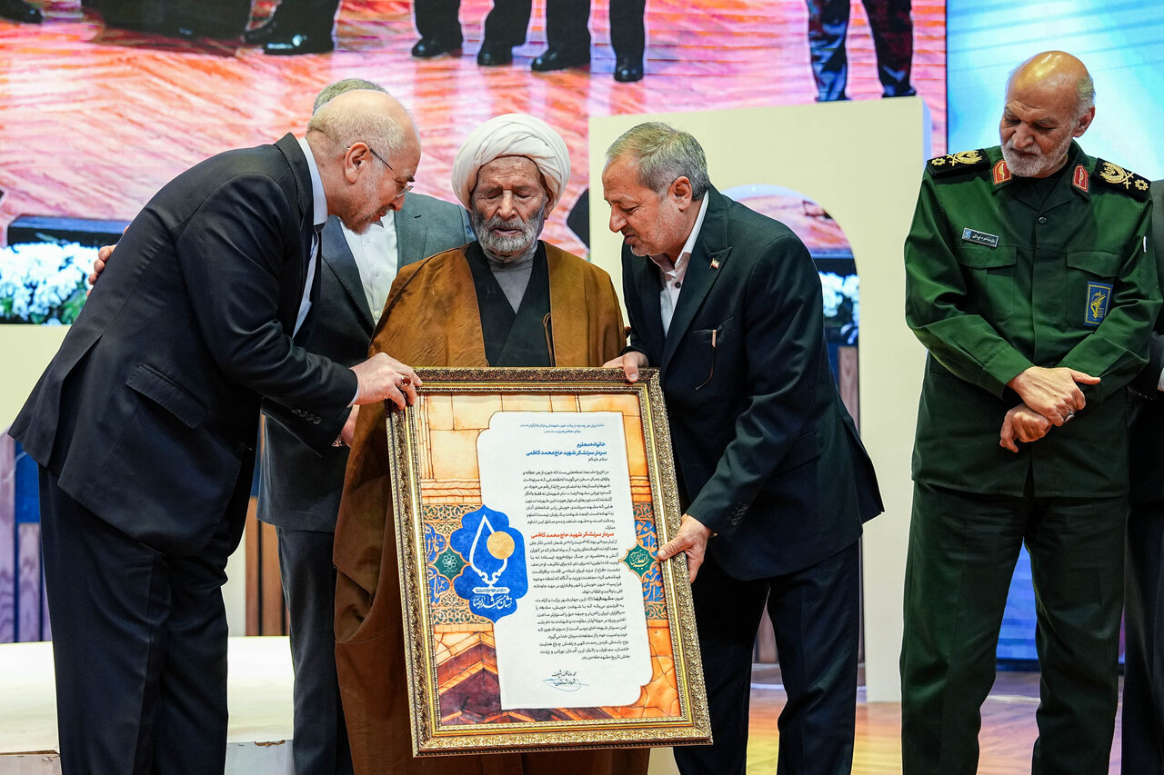 دکتر قالیباف نشان‌های «مشهدالرضا» را به برگزیدگان سومین دوره اهدا کرد/ اهدای نشان به سرلشگر شهید کاظمی و مرحوم استاد فرشچیان