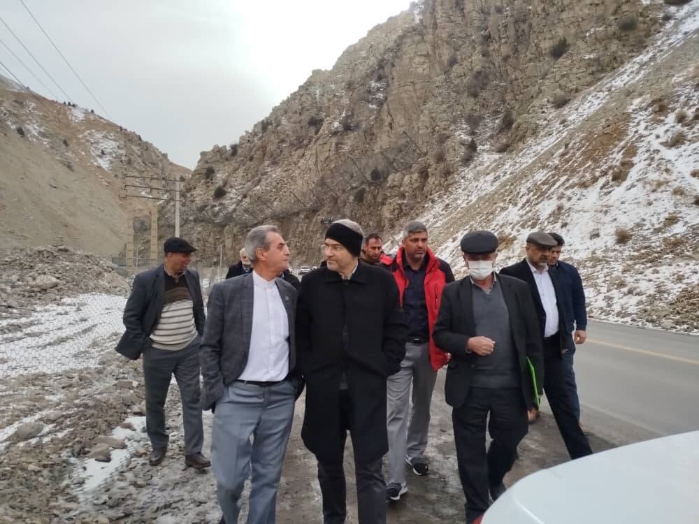 بازدید میدانی فلسفی از محور حادثه‌خیز اوشان–فشم/ تأکید بر احداث تونل برای رفع خطر ریزش کوه در کمرخانی