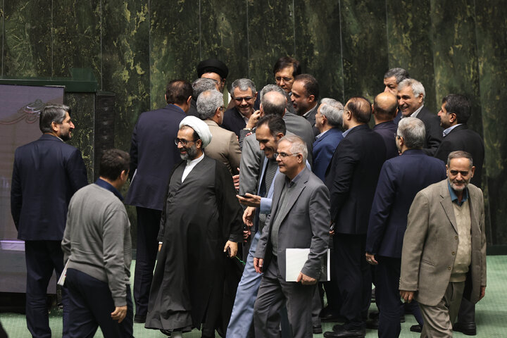 ناطقان میان دستور نشست دوشنبه 15 دی ماه مجلس