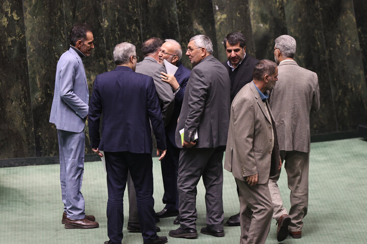 ناطقان میان دستور نشست دوشنبه 15 دی ماه مجلس