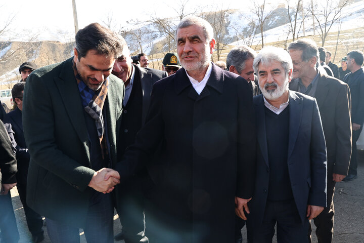 حضور دکتر نیکزاد در گلزار شهدا و ادای احترام به مقام شامخ شهیدان شهر گرمی