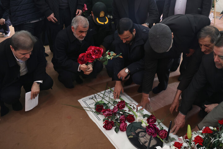 حضور دکتر نیکزاد در گلزار شهدا و ادای احترام به مقام شامخ شهیدان شهر گرمی