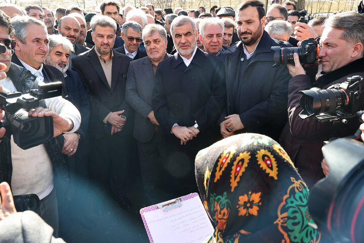 حضور دکتر نیکزاد در گلزار شهدا و ادای احترام به مقام شامخ شهیدان شهر گرمی