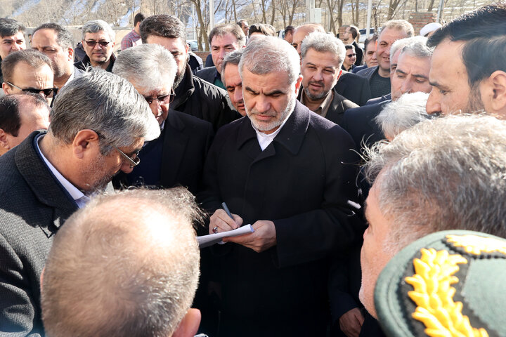 حضور دکتر نیکزاد در گلزار شهدا و ادای احترام به مقام شامخ شهیدان شهر گرمی