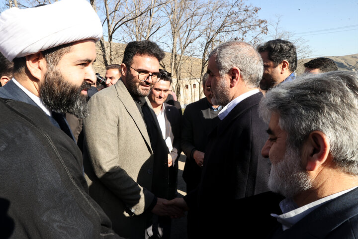 حضور دکتر نیکزاد در گلزار شهدا و ادای احترام به مقام شامخ شهیدان شهر گرمی