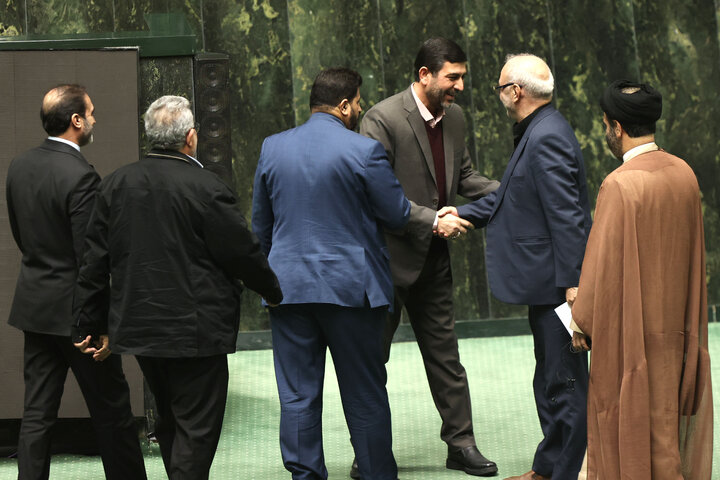 ناطقان میان دستور نشست ۲۳ دی ماه مجلس