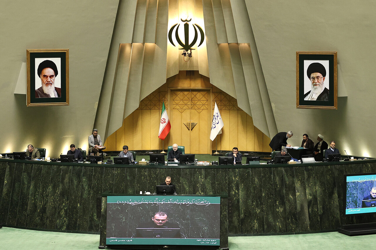 نشست علنی ۲۳ دی ماه مجلس آغاز شد/بررسی سوال نماینده مبارکه از وزیر کار