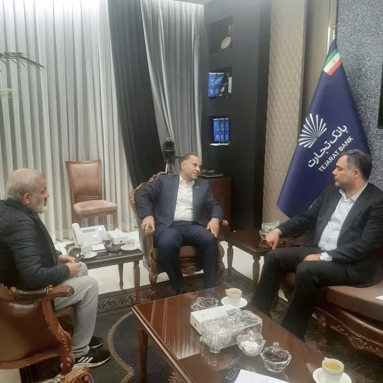 دیدار و گفت و گو با مدیرعامل بانک تجارت/ تأکید بر ضرورت همکاری نزدیک بانک‌ها با فعالان اقتصادی