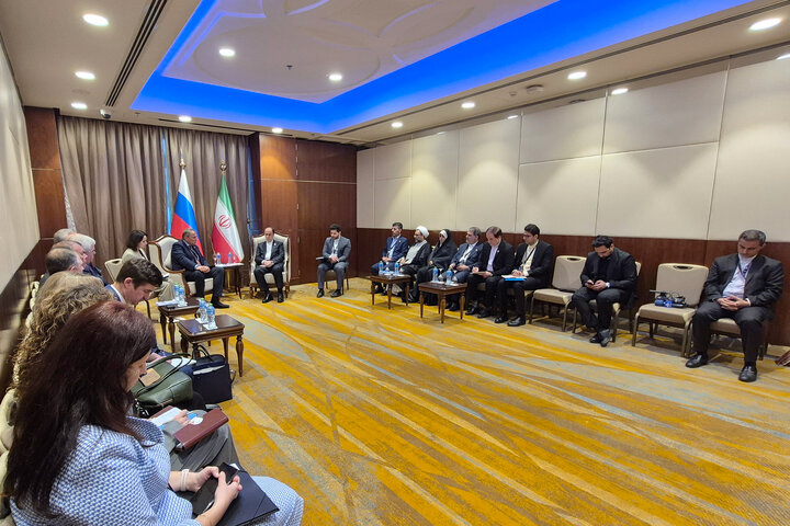 دیدار حمیدرضا حاجی بابایی نایب رئیس مجلس و پیتر تولستوی نایب‌رئیس دومای دولتی روسیه در منامه بحرین