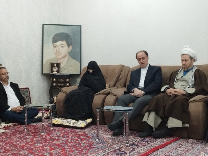 نایب رئیس مجلس با خانواده شهید جمشیدی دیدار کرد