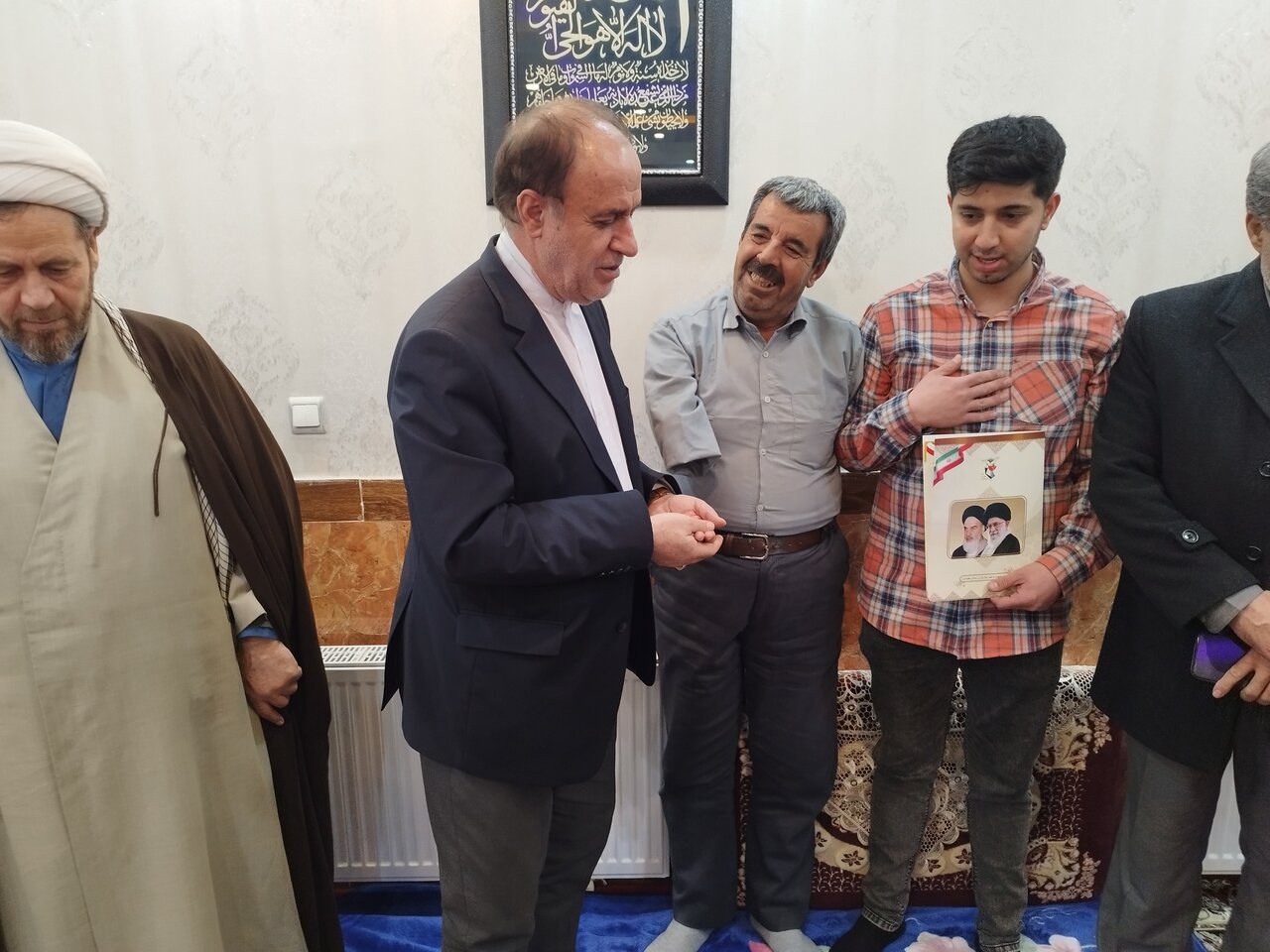 حاجی بابایی با تعدادی از جانبازان و خانواده شهدای استان همدان دیدار کرد