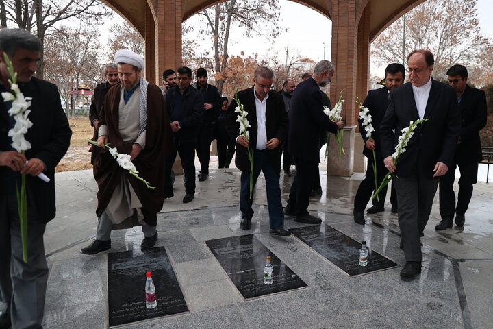 بازدید نائب‌رئیس مجلس از گلزار شهدای کبودرآهنگ استان همدان