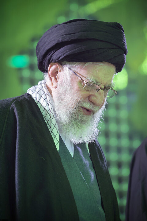 آغاز جشن‌های چهل‌وهفتمین سالگرد پیروزی انقلاب اسلامی با حضور حضرت آیت‌الله خامنه‌ای در حرم مطهر حضرت امام خمینی(ره)
