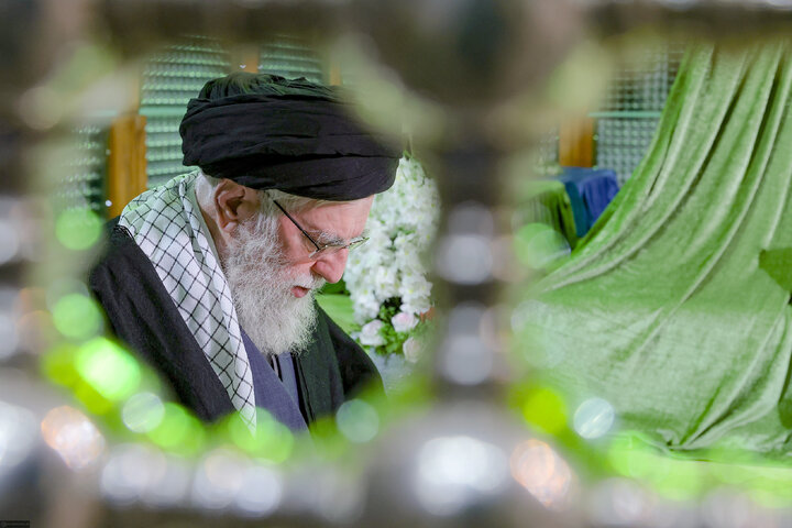 آغاز جشن‌های چهل‌وهفتمین سالگرد پیروزی انقلاب اسلامی با حضور حضرت آیت‌الله خامنه‌ای در حرم مطهر حضرت امام خمینی(ره)