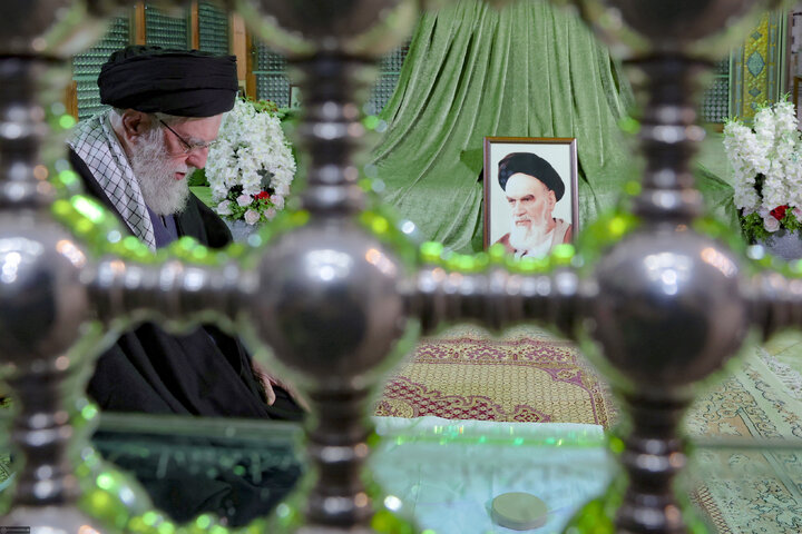 آغاز جشن‌های چهل‌وهفتمین سالگرد پیروزی انقلاب اسلامی با حضور حضرت آیت‌الله خامنه‌ای در حرم مطهر حضرت امام خمینی(ره)