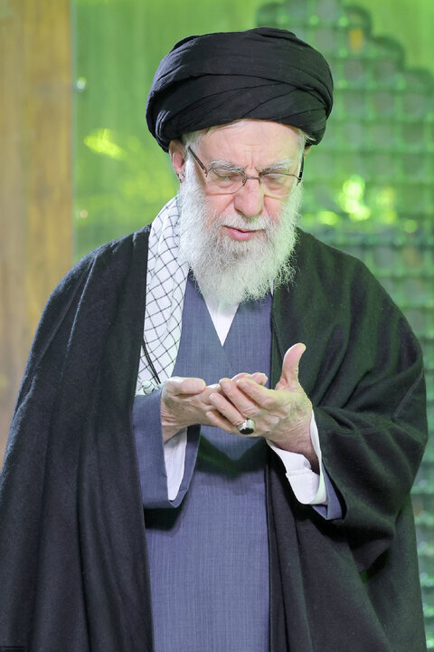 آغاز جشن‌های چهل‌وهفتمین سالگرد پیروزی انقلاب اسلامی با حضور حضرت آیت‌الله خامنه‌ای در حرم مطهر حضرت امام خمینی(ره)