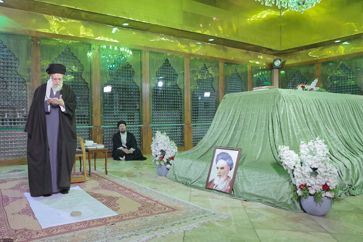 آغاز جشن‌های چهل‌وهفتمین سالگرد پیروزی انقلاب اسلامی با حضور حضرت آیت‌الله خامنه‌ای در حرم مطهر حضرت امام خمینی(ره)