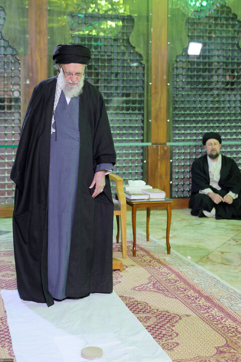 آغاز جشن‌های چهل‌وهفتمین سالگرد پیروزی انقلاب اسلامی با حضور حضرت آیت‌الله خامنه‌ای در حرم مطهر حضرت امام خمینی(ره)