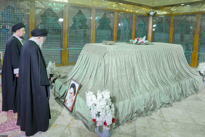 آغاز جشن‌های چهل‌وهفتمین سالگرد پیروزی انقلاب اسلامی با حضور حضرت آیت‌الله خامنه‌ای در حرم مطهر حضرت امام خمینی(ره)