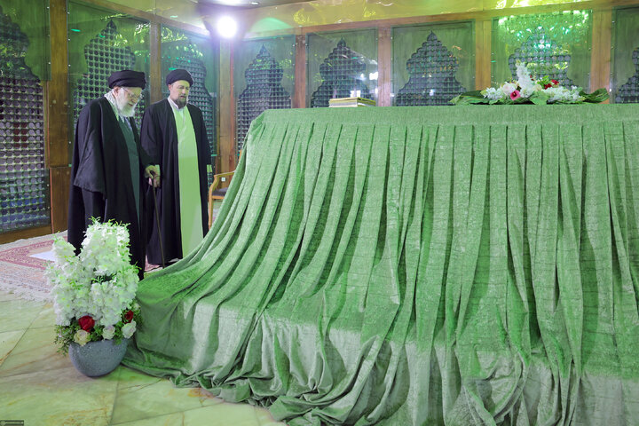 آغاز جشن‌های چهل‌وهفتمین سالگرد پیروزی انقلاب اسلامی با حضور حضرت آیت‌الله خامنه‌ای در حرم مطهر حضرت امام خمینی(ره)