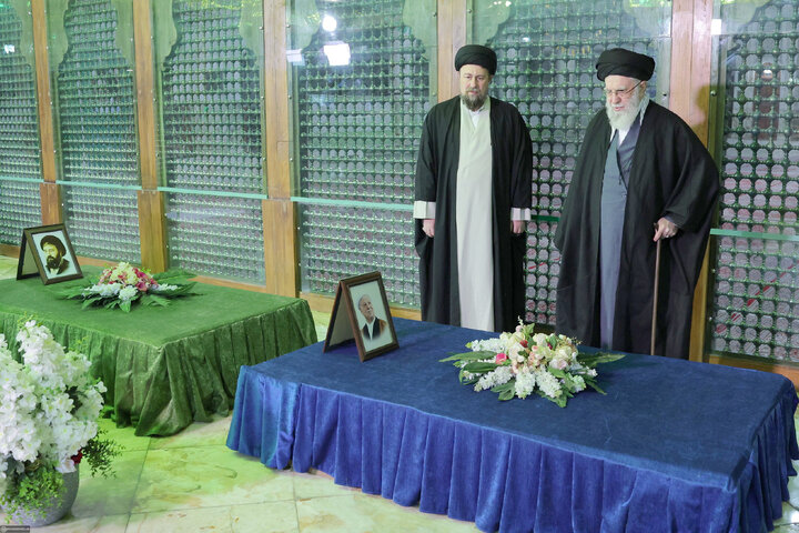 آغاز جشن‌های چهل‌وهفتمین سالگرد پیروزی انقلاب اسلامی با حضور حضرت آیت‌الله خامنه‌ای در حرم مطهر حضرت امام خمینی(ره)