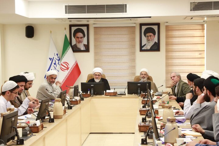 آیا امواج ماهواره‌ای و فرکانس‌ها جزء «انفال» هستند؟/ منابع فقهی آنگونه که باید هنوز غواصی نشده است